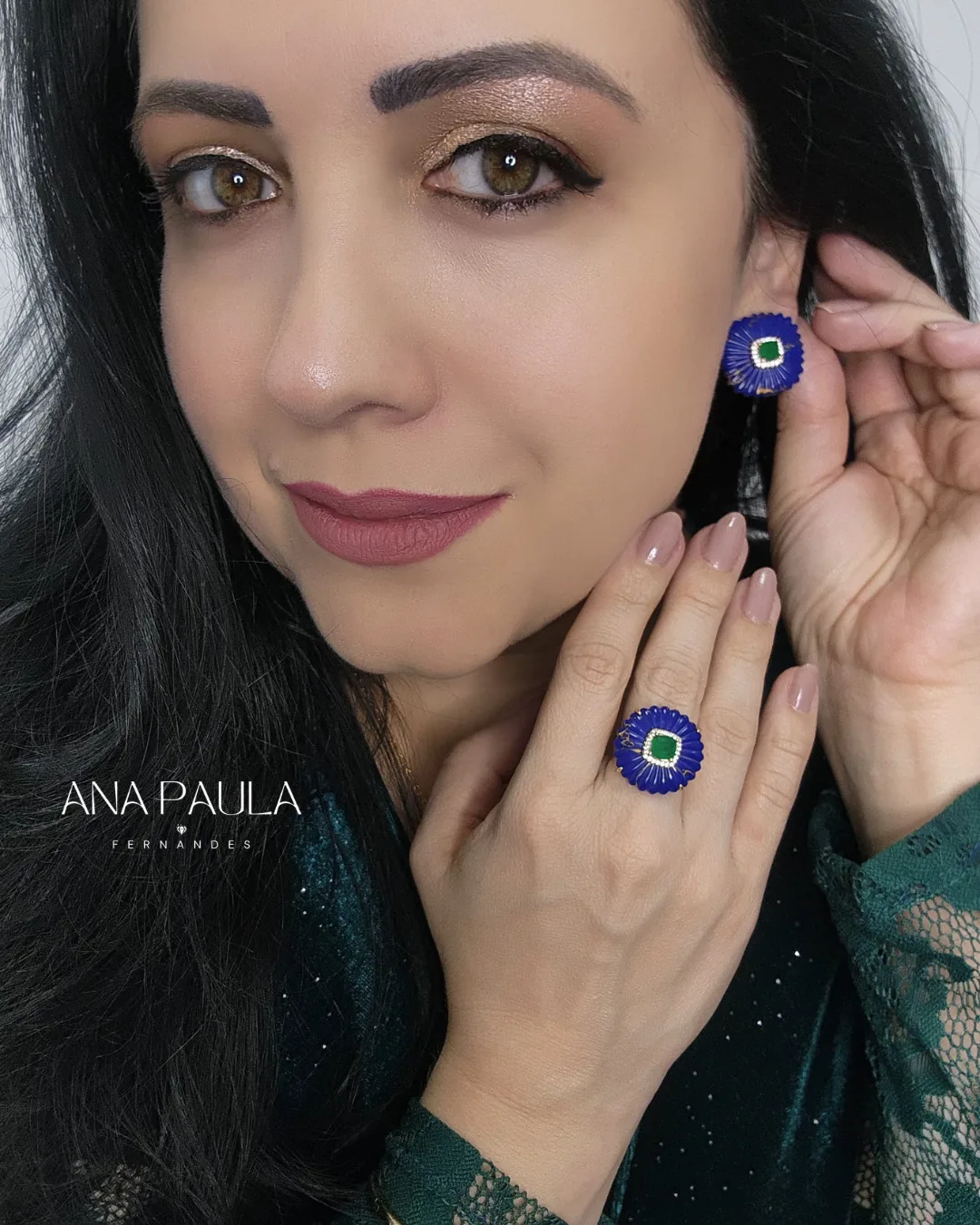 Ana Paula Fernandes usando brinco e anel de leque azul